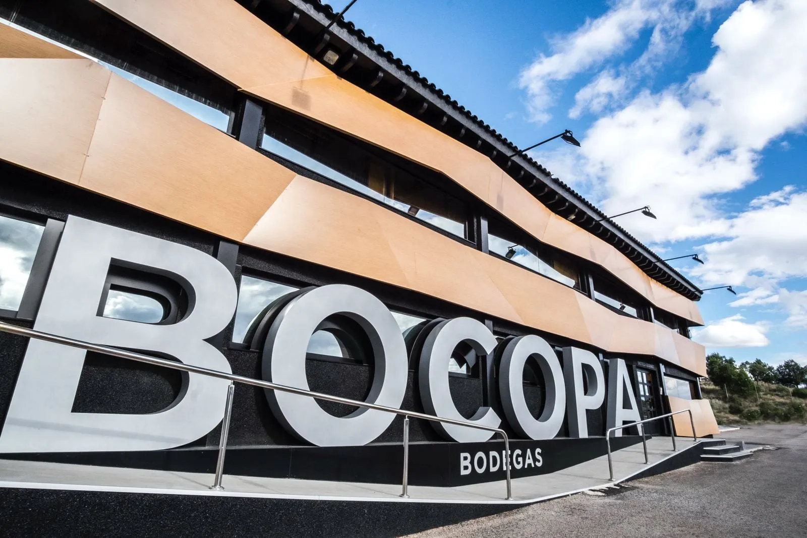 Letrero de Bodegas Bocopa, bodega de la Ruta del Vino de Alicante en Petrer