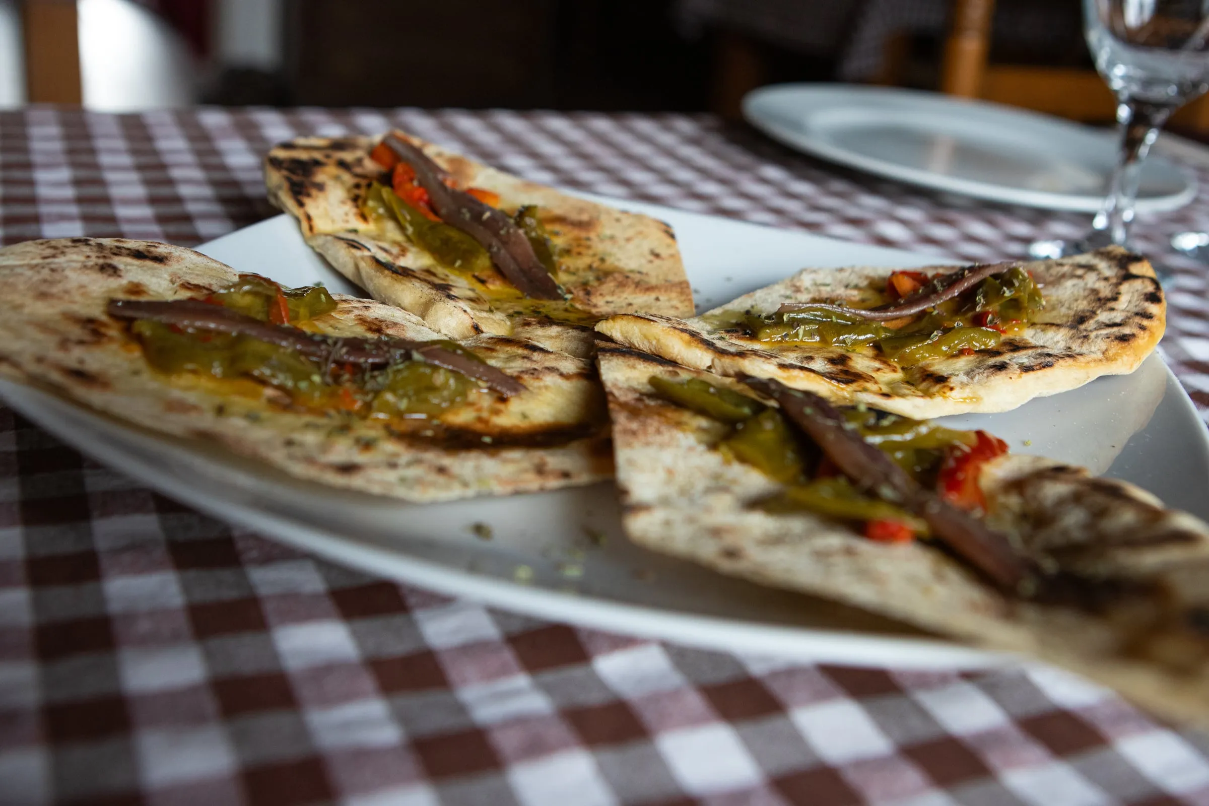 Coca a la pala con pimiento y anchoa