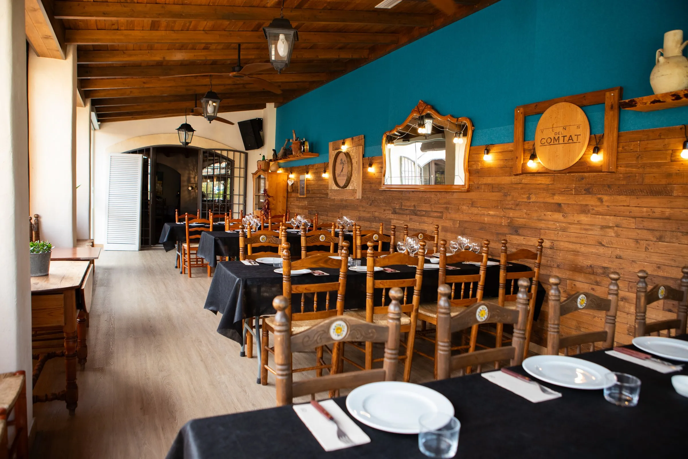 Salón rústico con decoración de madera